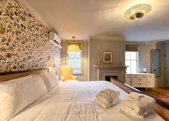 Historic B&B Veranda King Suite Walk To King